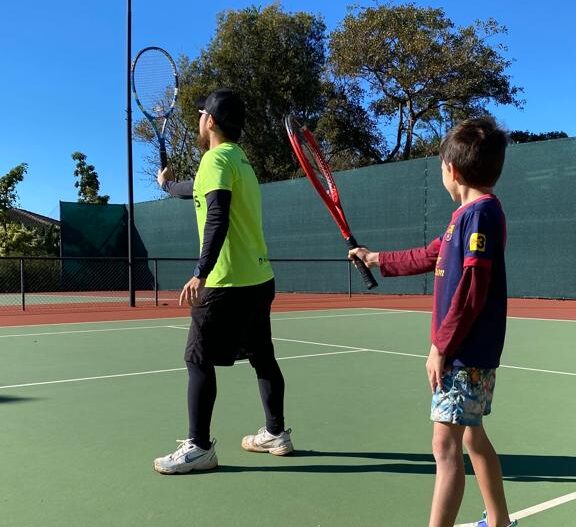 Kinesis Assessoria Esportiva ofereceu Clínica de Tênis Infantil no Condomínio de Luxo Fazenda da Grama.