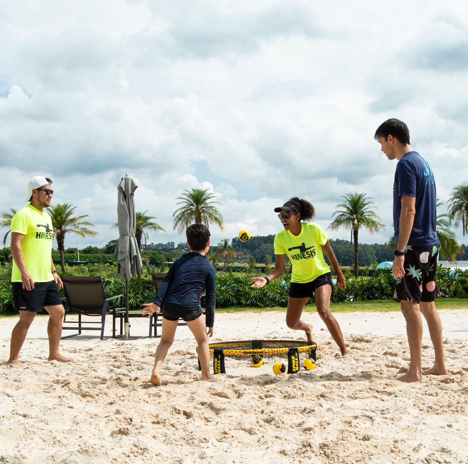 Sucesso na Praia da Grama – Clínica de Spikeball para Toda a Família!